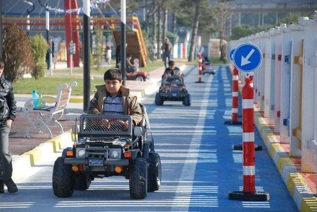 Trafik Kurallarını Eğlenerek Öğreniyorlar