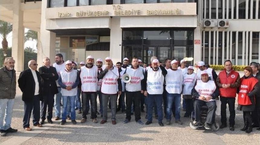 İş&ccedil;ilerden İzmir B&uuml;y&uuml;kşehir Belediyesi &Ouml;n&uuml;nde Oturma Eylemi