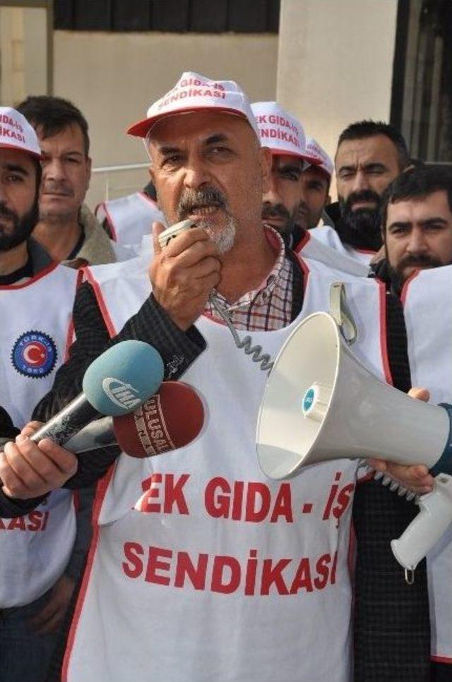 İşçilerden İzmir Büyükşehir Belediyesi Önünde Oturma Eylemi