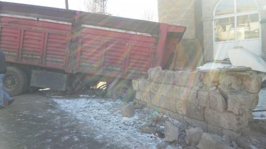 Direksiyon Hakimiyeti Kaybolan Tır Cami Bahçesine Girdi