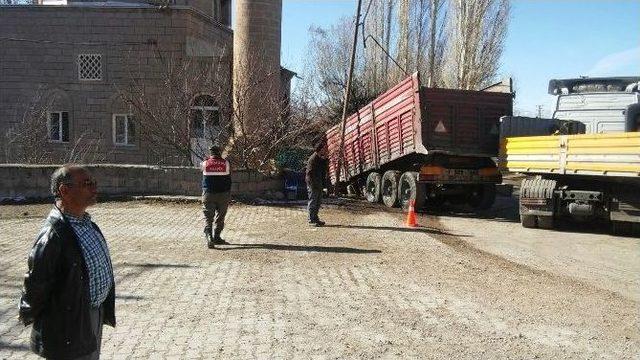 Direksiyon Hakimiyeti Kaybolan Tır Cami Bahçesine Girdi