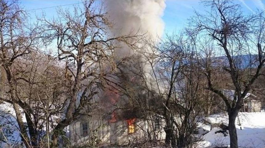 Kastamonu&rsquo;da İki Katlı Ahşap Bina Yandı