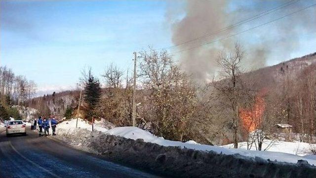 Kastamonu’da İki Katlı Ahşap Bina Yandı