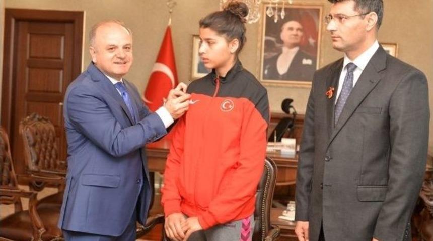 Vali &Ccedil;akacak, Şampiyon Sporcuları Altınla &Ouml;d&uuml;llendirdi