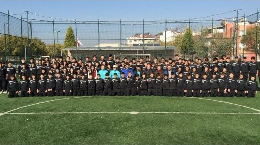 Başkan Yaralı&rsquo;dan 300 Minik Sporcuya Eşofman
