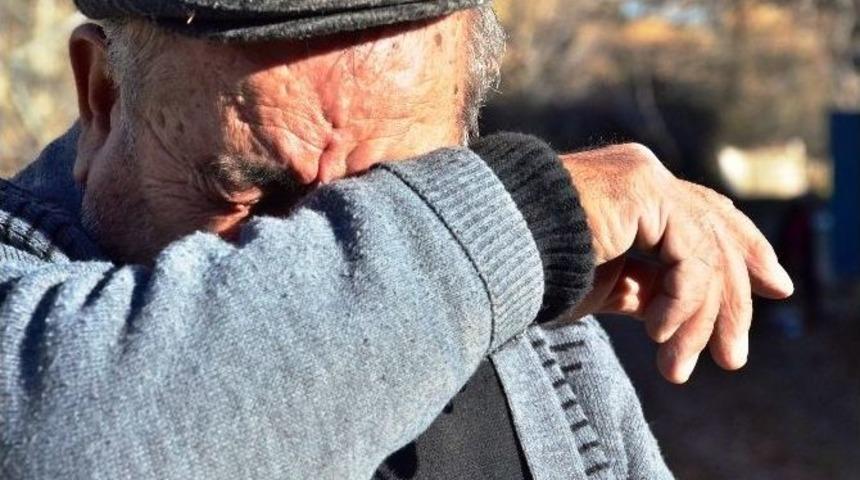 Deprem Nedeniyle Evini Terk Eden Yaşlı Adam G&ouml;zyaşlarına Boğuldu