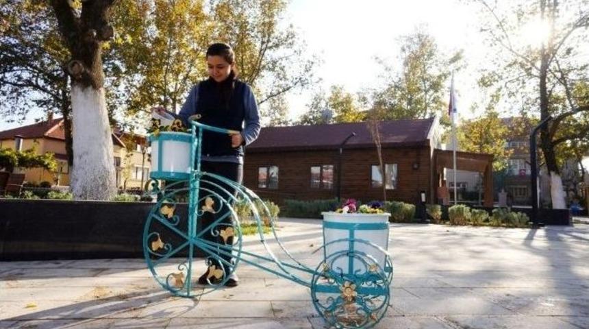 Sarıg&ouml;l&rsquo;de Parklar &Ccedil;i&ccedil;ek A&ccedil;tı