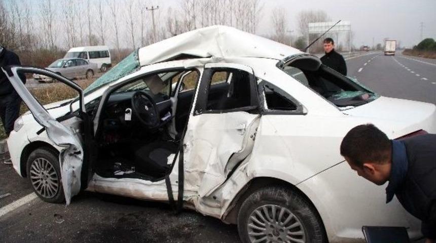 Tır Kavşağa Giren Otomobile &Ccedil;arptı: 2 Yaralı