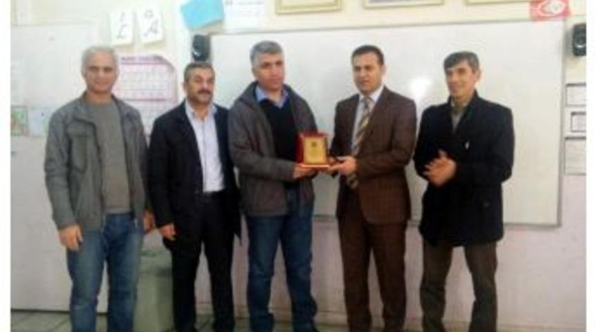 Velilerden, &Ouml;ğretmene Plaket