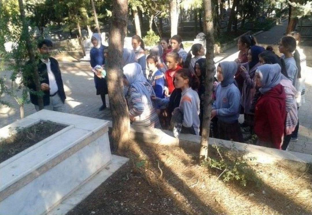 &Ouml;ğrencilere Mezarlıkta Ahiret Bilinci Eğitimi