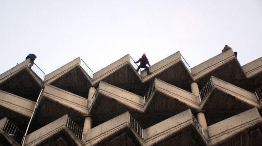 8 Katlı Binanın &Ccedil;atısında Toplu İntihar Girişimi