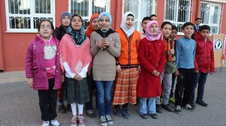T&uuml;rk&ccedil;e, Arap&ccedil;a Ve İngilizce, İlahi Ve Şarkı Seslendirdiler