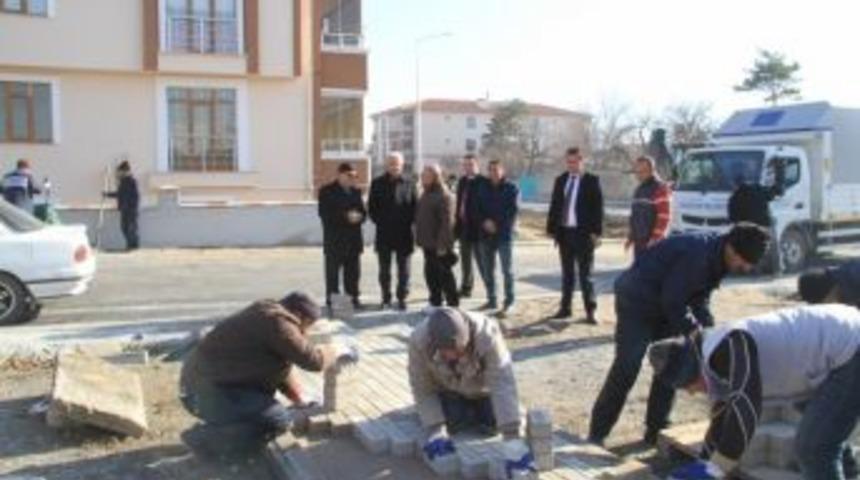 Halitpaşa Mahallesinde Kaldırım &Ccedil;alışmaları S&uuml;r&uuml;yor