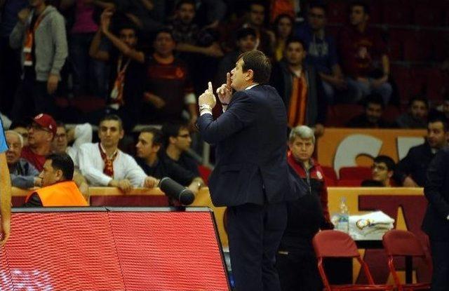 Ergin Ataman İle Taraftarlar Arasında Gerginlik