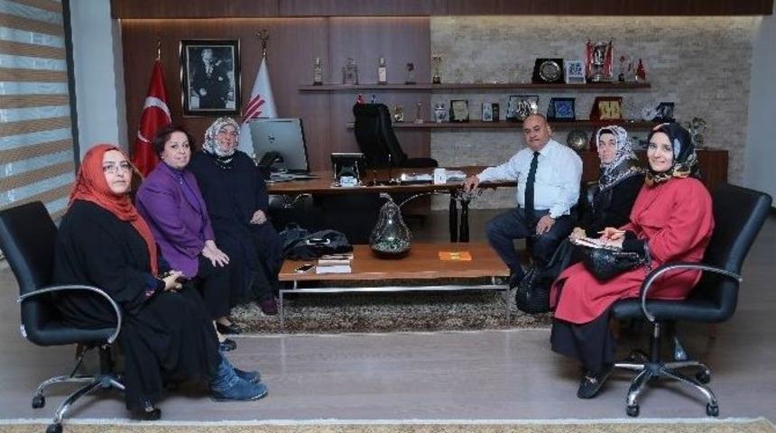 Yazar Sibel Eraslan Ve Prof. Dr. &Ouml;mer &Ccedil;elik, Akademi Nisa&rsquo;ya Konuk Oldu