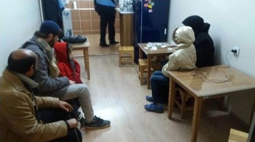 Ailecek Dilenen Suriyelilere B&uuml;y&uuml;kşehir Zabıtası Engel Oldu