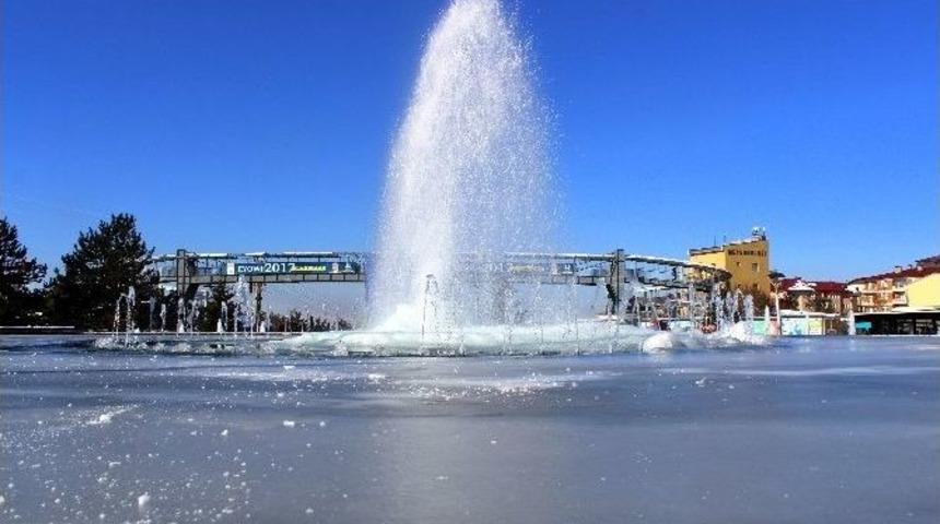 Erzurum&rsquo;da S&uuml;s Havuzları Buz Tuttu