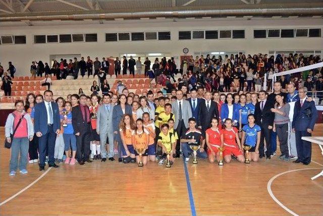 Demre’de Okullar Arası Voleybol Turnuvası Düzenlendi