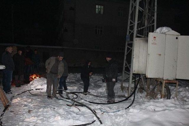 Dondurucu Soğukta Elektrik Arızalarını Gideriyorlar