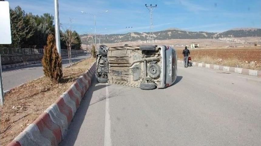 Hafif Ticari Ara&ccedil; D&ouml;n&uuml;ş Yaparken Takla Attı: 2 Yaralı
