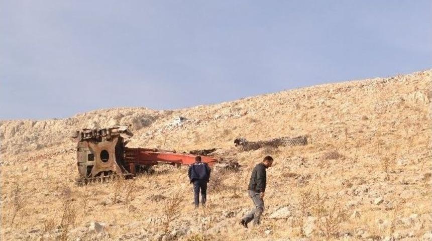 İş Makinesi Dağdan Yuvarlandı, Operat&ouml;r&uuml; Yaralandı