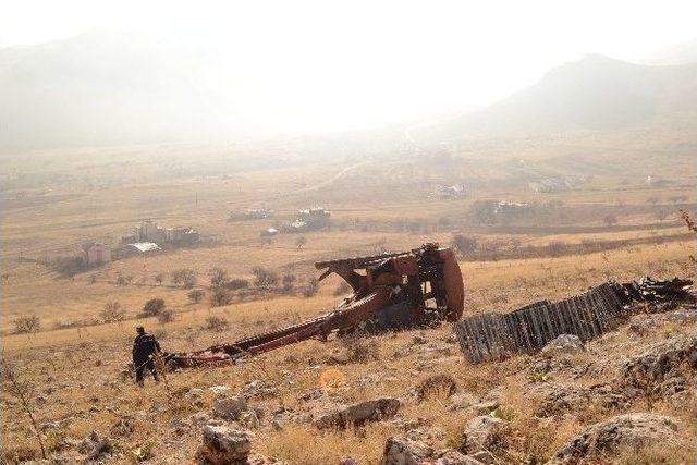 İş Makinesi Dağdan Yuvarlandı, Operatörü Yaralandı