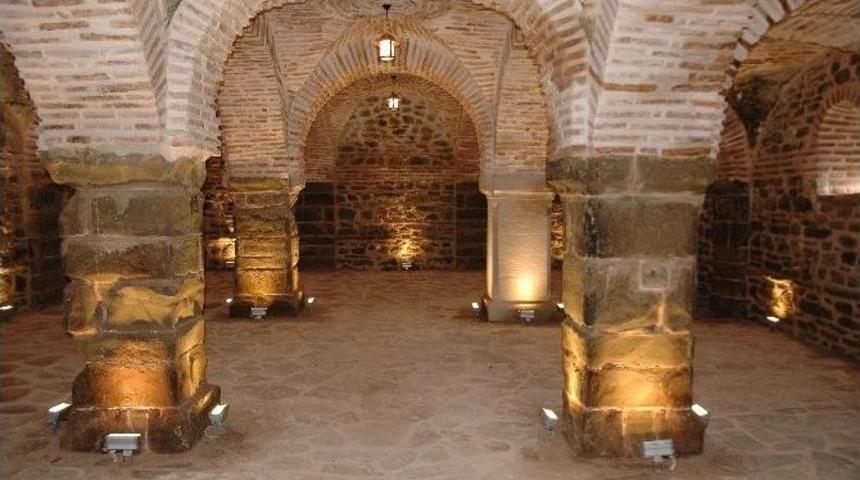 578 Yıllık Tarihi Han &Ccedil;evresinde Dokuya Uygun &Ccedil;alışma Başlatıldı