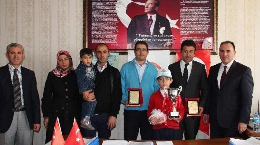 Fotoğraf Yarışması Birincisine Fotoğraf Makinesi Hediye Edildi