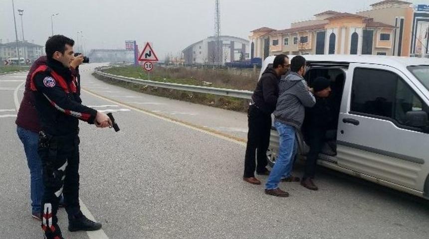 D&uuml;zce&rsquo;de Polis Yola Kapan Atarak Soyguncuların Aracını Durdurdu