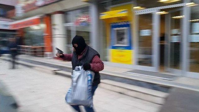 Düzce’de Polis Yola Kapan Atarak Soyguncuların Aracını Durdurdu