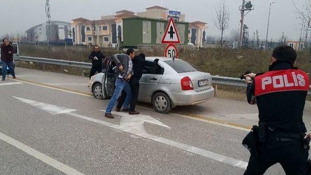 Düzce’de Polis Yola Kapan Atarak Soyguncuların Aracını Durdurdu