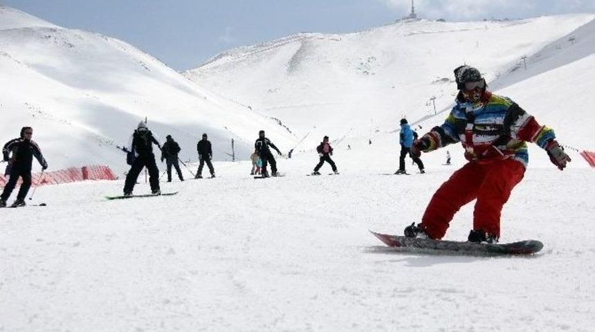 Paland&ouml;ken Yerli Ve Yabancı Turistleri Bekliyor