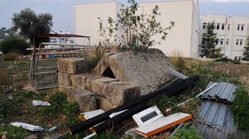 Tarihi Mezarı Hurdalarla Kapladılar