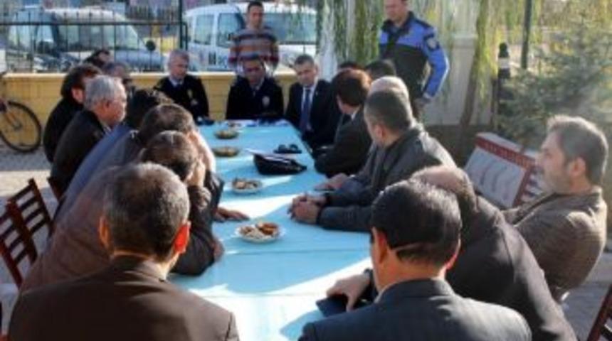 Huzur Ve G&uuml;venlik İ&ccedil;in Toplanıyorlar