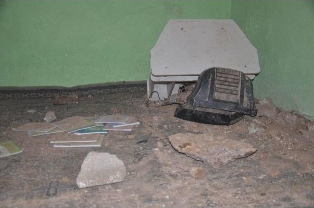 Dağdan Kopan Kaya Par&ccedil;ası Evin &Uuml;st&uuml;ne D&uuml;şt&uuml;