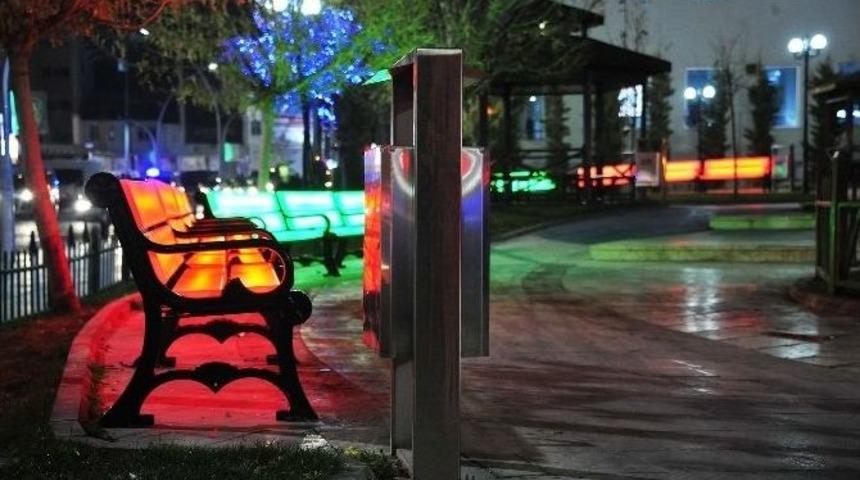Karaman&rsquo;da Kuğulu Park&rsquo;a Işıklı Mobilyalar Yerleştirildi