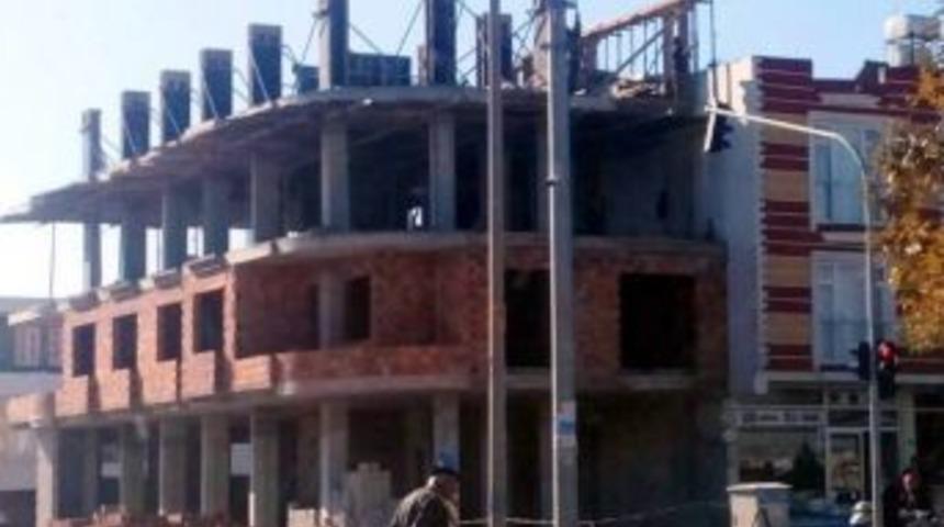 İnşaat İş&ccedil;ilerinin Tehlikeli &Ccedil;alışması