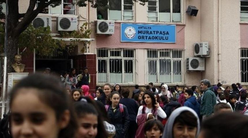 Evde Hazırladıkları Tuz Ruhlu Patlayıcıyı Okul Bah&ccedil;esine Attılar