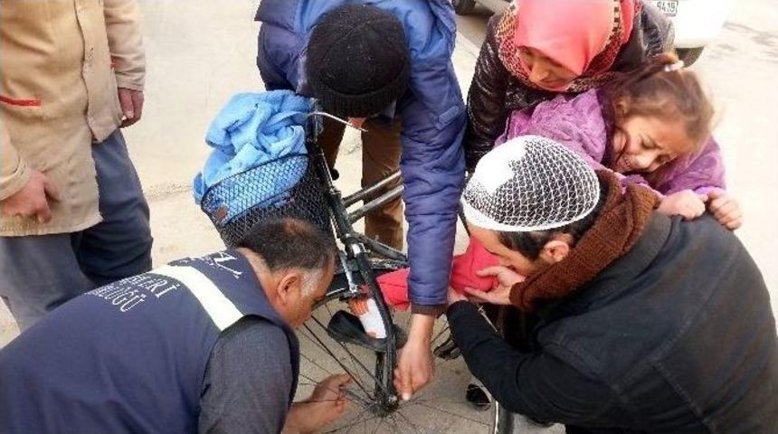 Ayağı Bisiklet Tekerine Sıkışan Suriyeli Kızın Feryadı