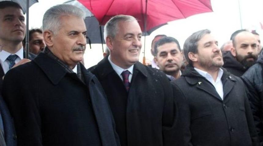Bakan Binali Yıldırım Önce Hamsi Sırasına Girdi, Sonra  hamsi Dağıttı