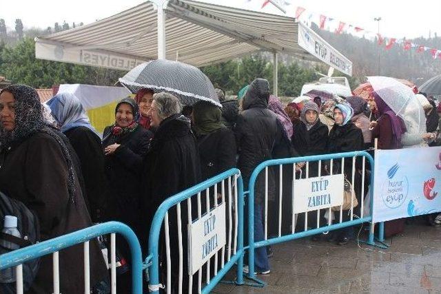 Bakan Binali Yıldırım Önce Hamsi Sırasına Girdi, Sonra  hamsi Dağıttı