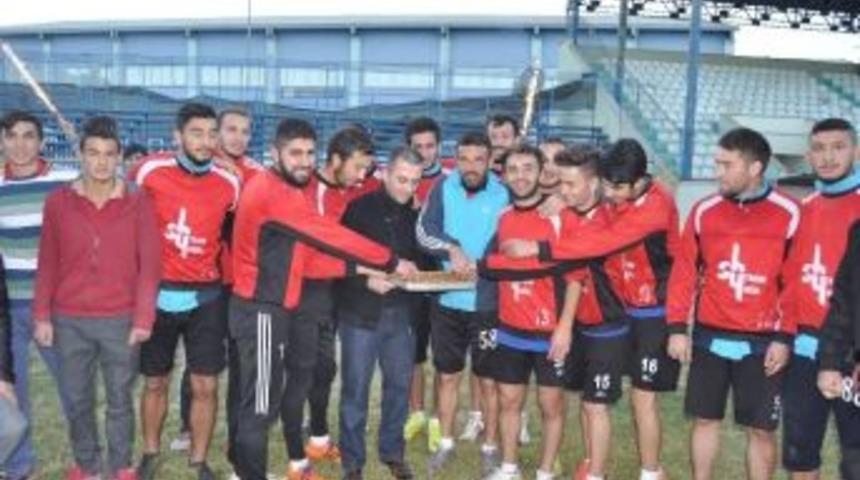 Korkuteli Belediyespor Y&ouml;netiminden Sporculara Tatlı