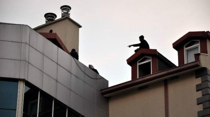 Nevşehir&rsquo;de Hastanenin &Ccedil;atısına &Ccedil;ıkarak İntihara Teşebb&uuml;s Etti