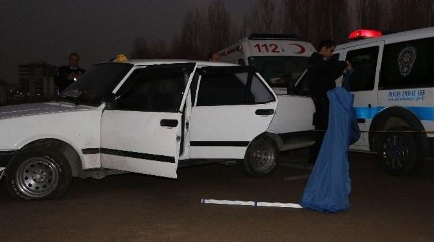 22 Yaşındaki Gen&ccedil; Ara&ccedil; İ&ccedil;erisinde &Ouml;l&uuml; Bulundu