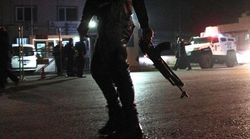 Polis Merkezi &Ouml;n&uuml;ndeki Silahlı Kavga Emniyeti Harekete Ge&ccedil;irdi