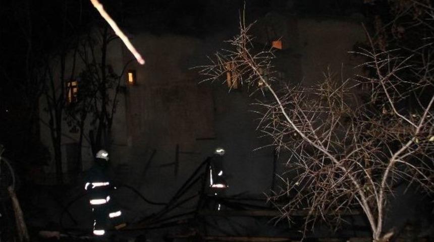 Elazığ&rsquo;da Bah&ccedil;e Yangını Korkuttu