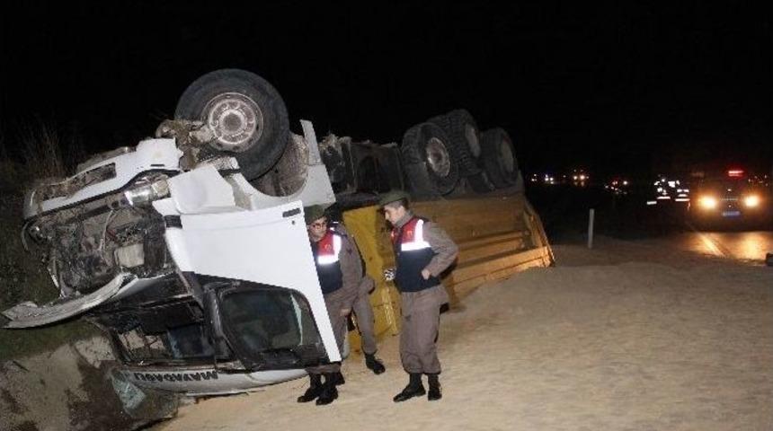 Kum Y&uuml;kl&uuml; Kamyon Takla Attı: 2 Yaralı