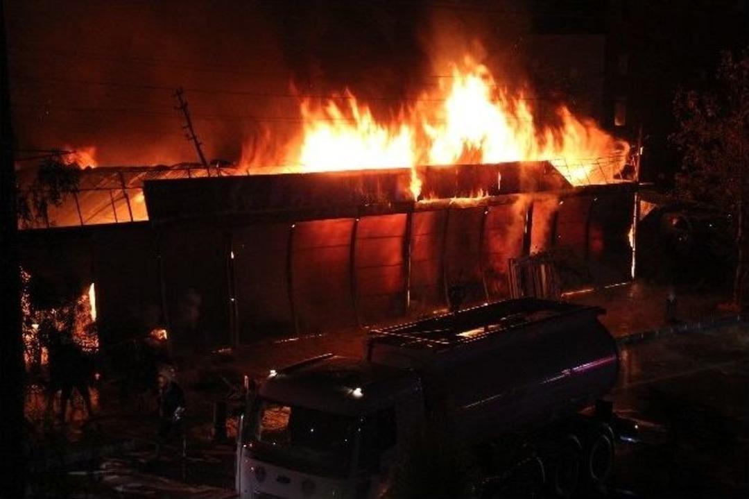 Mersin&rsquo;de Korkutan Yangın