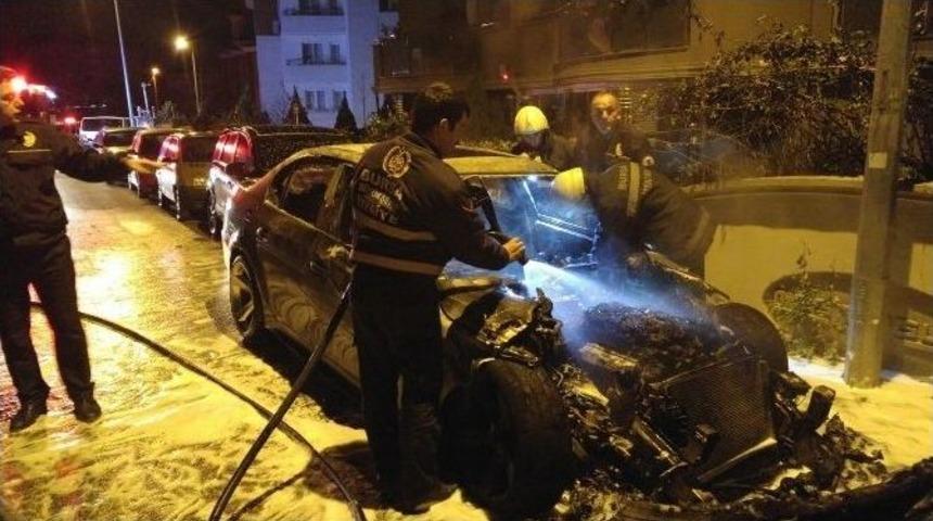 Park Halinde Yanan Lüks Araç Plastik Gibi Eridi