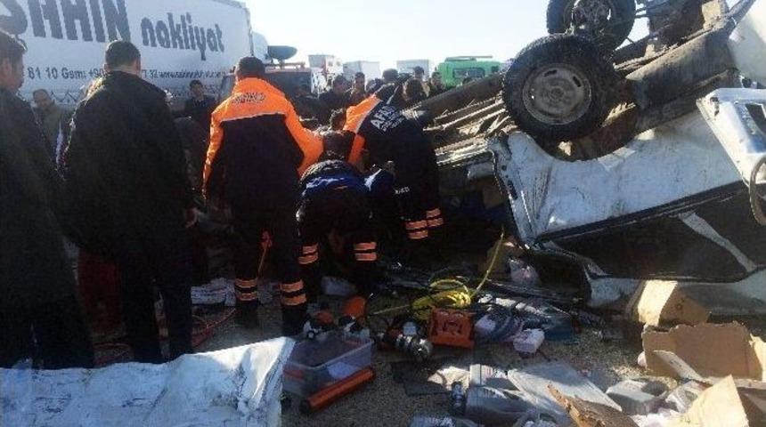 Van&rsquo;da Minib&uuml;s, Kamyonetle &Ccedil;arpıştı: 10 &Ouml;l&uuml;